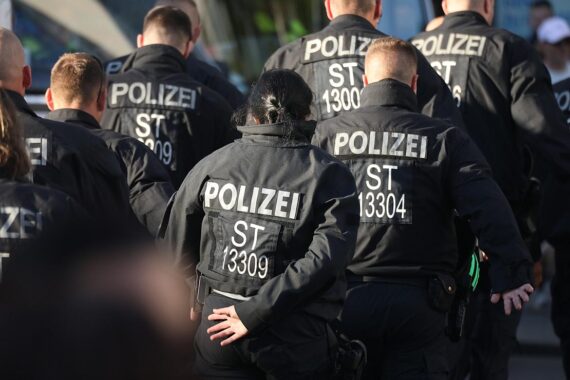 Ein gebrochener Imbisswagen, verwüsteter Innenraum, Polizei ermittelt nach Einbruch.