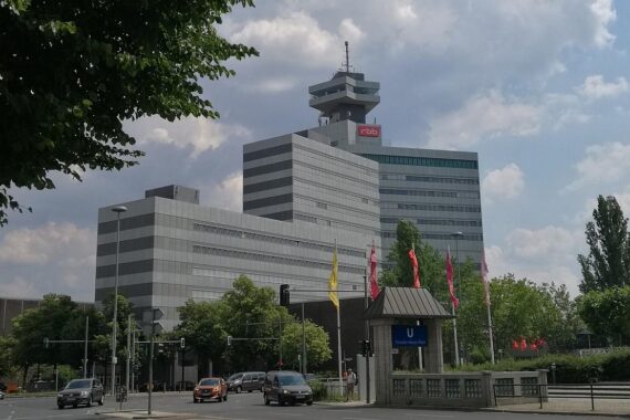 FDP fordert Reform des RBB: Fokus auf regionale Berichterstattung statt Konkurrenz zu privaten Sendern.