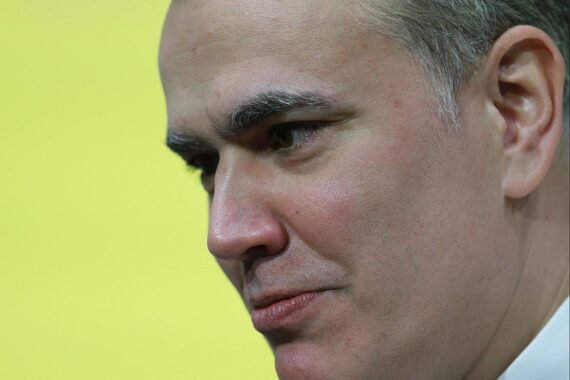 FDP-Politiker Stefan Naas fordert Aussetzung von Rückforderungen für Corona-Soforthilfen in Hessen.