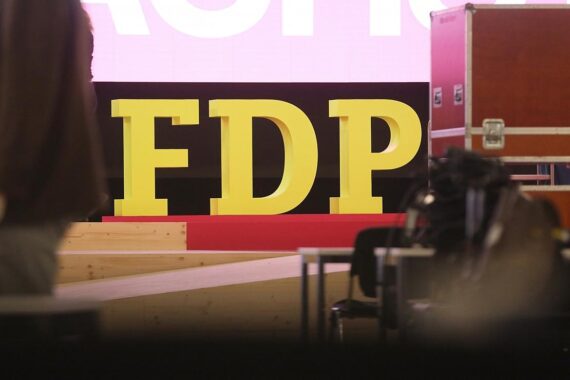 FDP-Logo bei Parteitag, symbolisiert politische Meinungen zur Zukunft des Intel-Geländes.