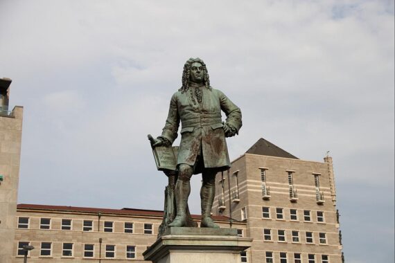 Händel-Denkmal auf Marktplatz in Halle, keine Einzäunung, Forderung nach Aufwertung des Areals.