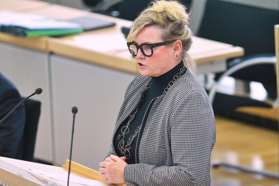 Frau Tarricone diskutiert mit landwirtschaftlichem Hintergrund über Wolfpopulation und Weidetierhaltung.