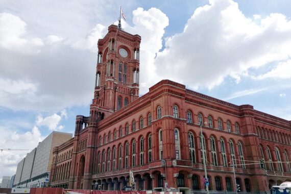 Rotes Rathaus in Berlin, Symbol für politische Diskussionen und Haushaltskritik.