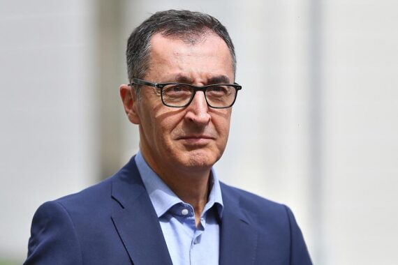 Cem Özdemir diskutiert Regulierung von Social Media; FDP kritisiert Verbotsforderung energisch.