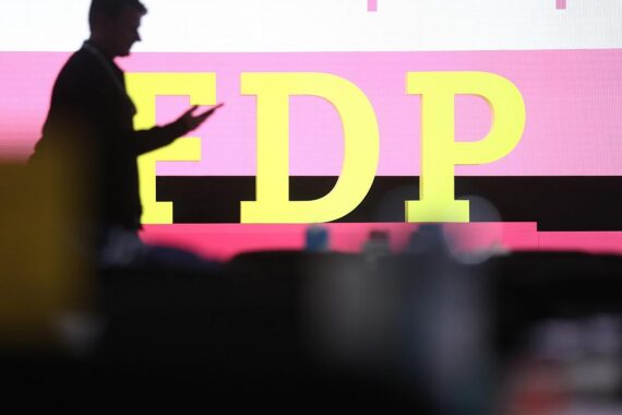 FDP-Logo auf Parteitag, symbolisiert Kritik an unübersichtlicher Nahverkehrs-App in Baden-Württemberg.