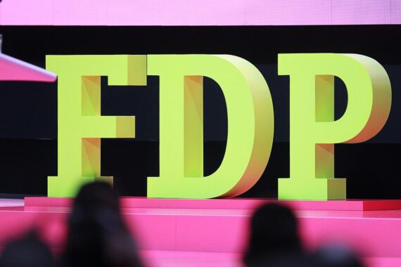 FDP-Logo mit bildungspolitischen Diskussionen über neues Bildungszeitgesetz in Sachsen-Anhalt.