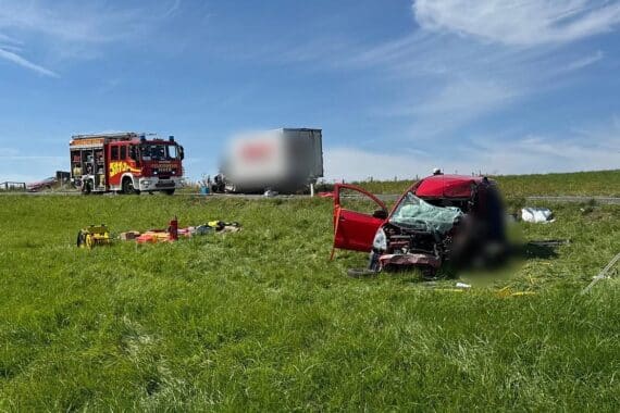 Verkehrsunfall mit Pkw und Kleintransporter, Feuerwehr im Einsatz, traurige Unfallszene.