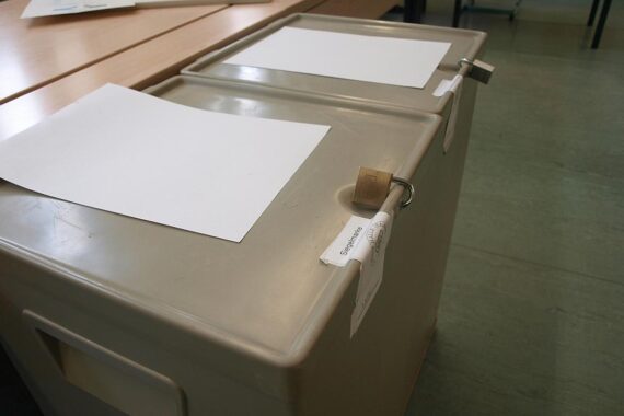 Wahllokal mit Stimmzetteln, symbolisiert Fehler bei Briefwahl in Arnsberg zur Kreistagswahl.