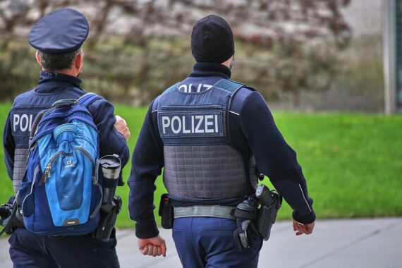 Zwei Polizisten im Einsatz, symbolisieren die Festnahme eines Diebes in Hamburg.