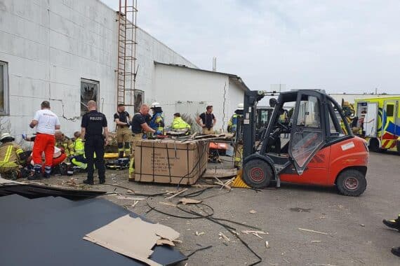 Eingeklemmter Arbeiter im Fischereihafen wird von Feuerwehr gerettet und medizinisch versorgt.