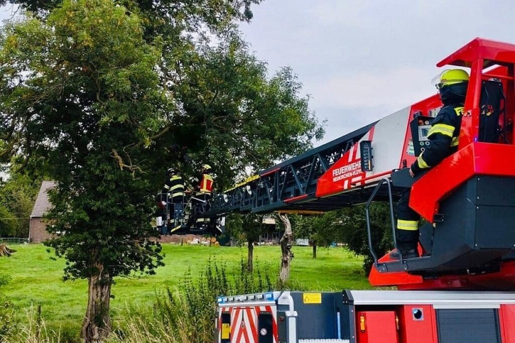 Feuerwehr befreit Gleitschirmflieger aus Baum in Neukirchen-Vluyn
