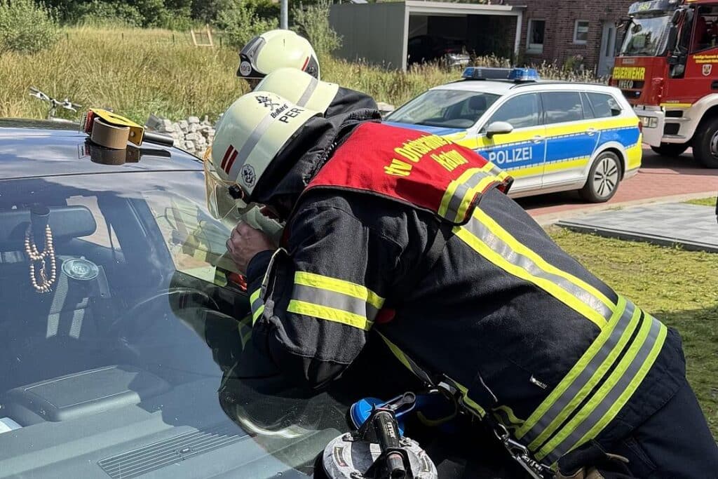 Feuerwehr befreit Kleinkind aus verschlossenem Auto in Aurich