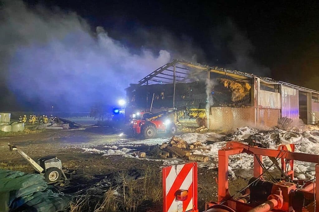 Feuerwehr bekämpft Großbrand in Schwalmtaler Reifenlager