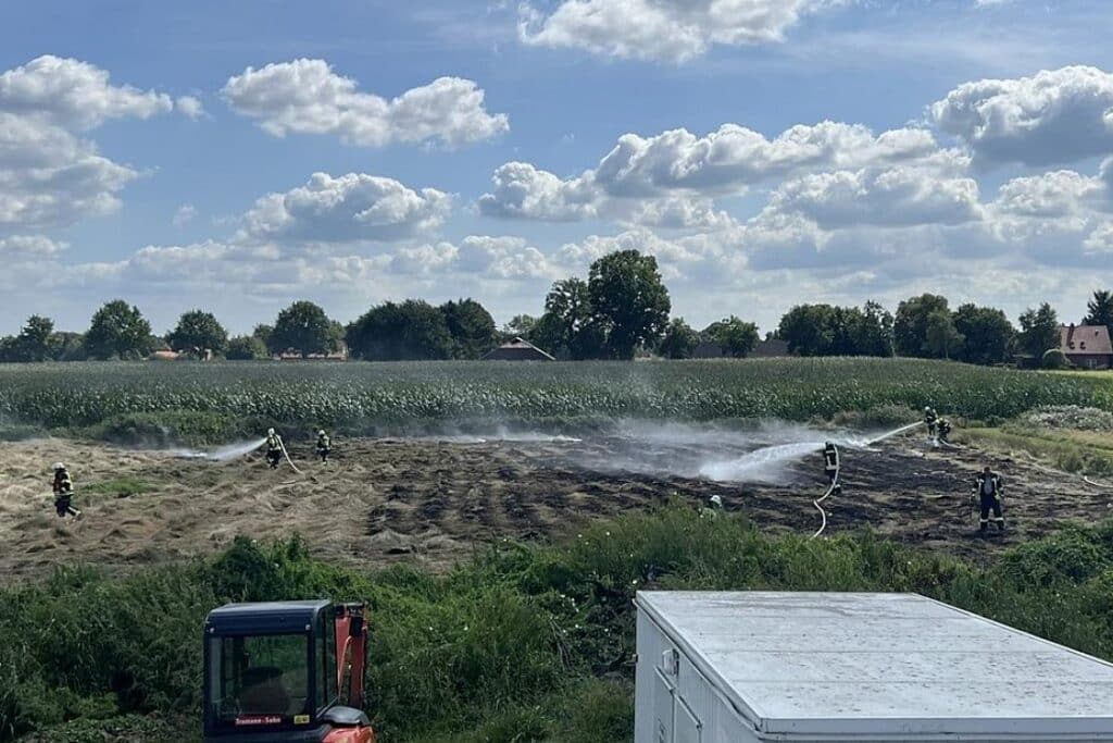 Feuerwehr löscht Großbrand in Aurich-Georgsfeld
