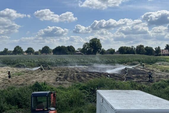 Feuerwehr im Einsatz, löschendes Heu, intensive Brandbekämpfung bei heißem Wetter in Aurich.