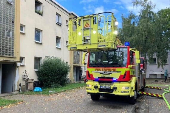Feuerwehr im Einsatz, um Rauch zu löschen und Bewohner aus brennendem Gebäude zu retten.