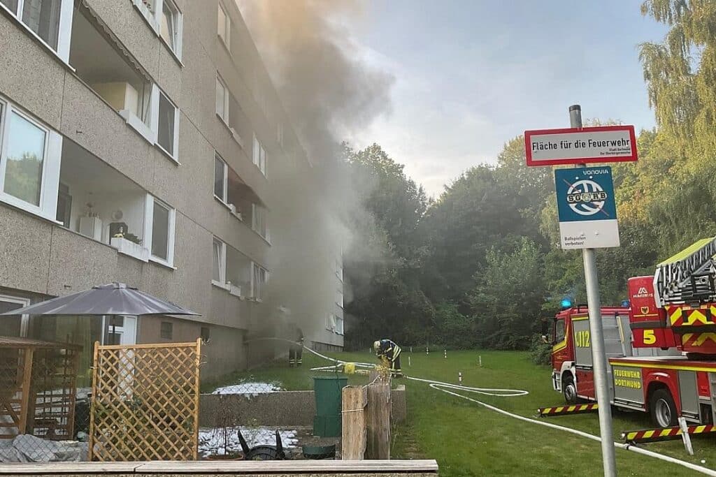 Feuerwehr rückt zu Kellerbrand in Dortmund-Nette aus