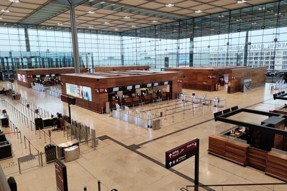 Flughafen BER mit Passagieren und Flugzeugen; statische Darstellung des Luftverkehrs.