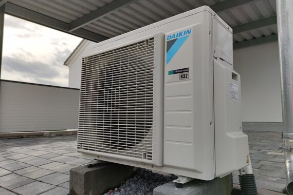 Wärmepumpe als Symbol für erneuerbare Energien und transformierte Wärmeversorgung in Sachsen.