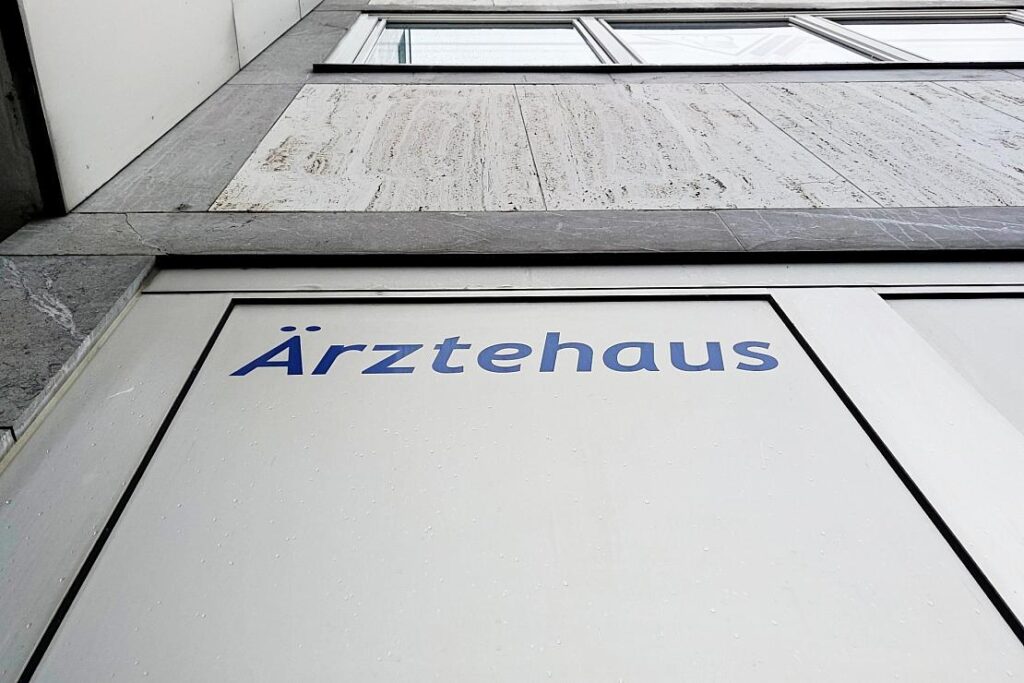 Frau randaliert in Arztpraxis in Greiz und verletzt Mitarbeiterin