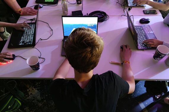 Junge Leute spielen Videospiele, symbolisieren den aufstrebenden Games-Standort Deutschland und Innovation.