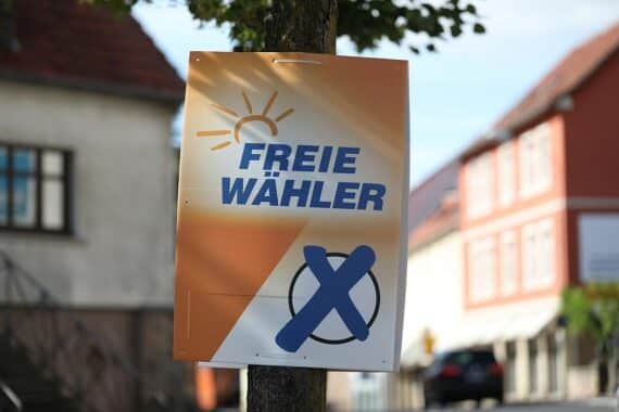 Wahlplakat der Freien Wähler zur Landtagswahl, hervorgehoben durch kommunalen Finanzausgleich und Defizit.