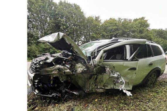 Schwerer Verkehrsunfall auf der B76 mit Dacia und Mercedes, mehrere Verletzte.