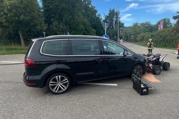 Verkehrsunfall mit schwer verletztem Quadfahrer und PKW, Rettungsdienst leistet Erste Hilfe.
