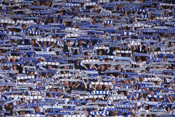 Magdeburg-Fans in Stadion, Polizeipräsenz, spannende Fußballbegegnung zwischen Dynamo Dresden und 1. FC Magdeburg.