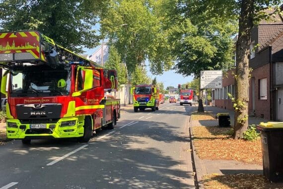 Feuerwehr und Rettungsdienst sichern Baugelände nach Gasaustritt in Ahlen. Warnschilder und Einsatzkräfte sichtbar.