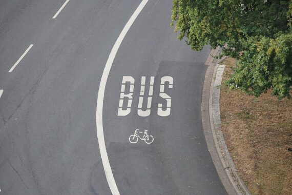 Gefährliches Fahrmanöver auf B9: Linienbus bremst, Fahrgast verletzt, Polizei sucht Zeugen.