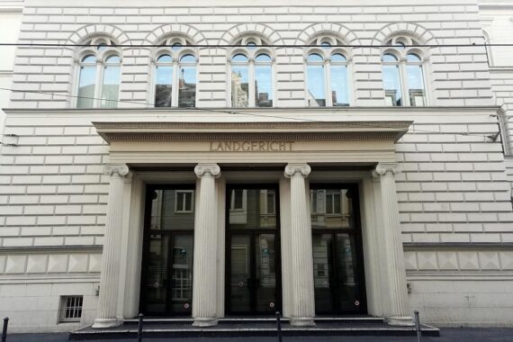 Gerichtsbeschluss zu Vorwürfen gegen Kinderpsychiater, Landgericht Bonn im Fokus der Berichterstattung.