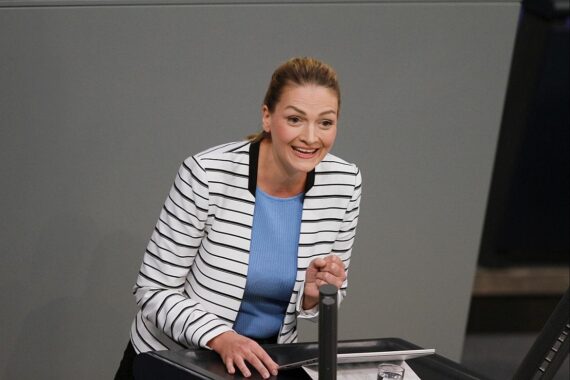 Judith Gerlach startet "Klima-Rallye" zur Sensibilisierung für Klimawandel und Gesundheit.