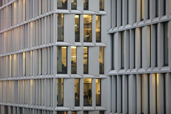 Zunehmende Gewerbeanmeldungen in Berlin und Brandenburg; Büros symbolisieren wirtschaftliche Dynamik und Veränderungen.