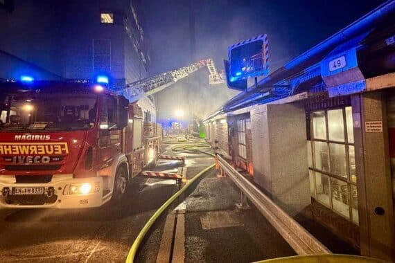Großbrand in Herdecke: Feuerwehr im Einsatz mit Löschfahrzeugen und Atemschutztrupps.