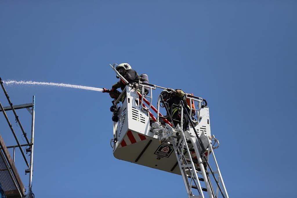 Großbrand in Lebensmittelfabrik in Elmshorn beschäftigt Feuerwehr und THW
