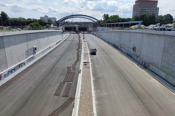 Baustelle der A100 in Berlin, Protest der Grünen, Infrastrukturumbau und Anwohnerinteressen im Fokus.