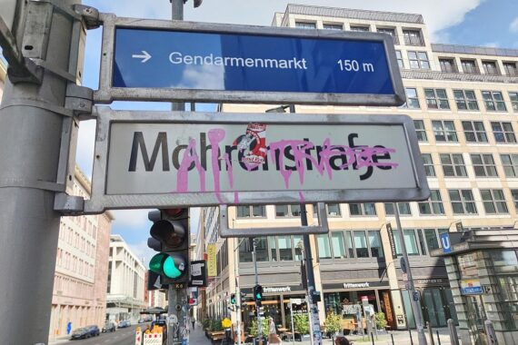 Straßenschild „Anton-Wilhelm-Amo-Straße“ ersetzt das alte „Mohrenstraße“ in Berlin-Mitte.