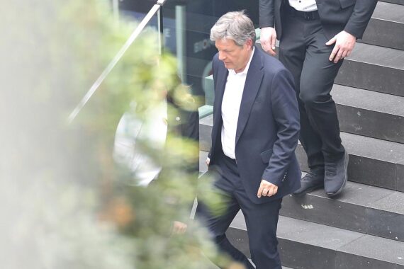 Lasse Petersdotter lobt Robert Habecks politisches Lebenswerk und seinen Einfluss auf die Grünen.