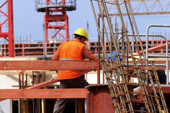 Bauarbeiter bei Wohnungsbauprojekten, Symbol für die fehlenden neuen Wohnungen in Bayern.