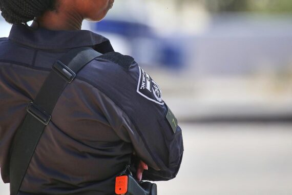 Israelische Soldatin im Kontext internationaler Waffendebatten und humanitärer Fragen im Gazastreifen.