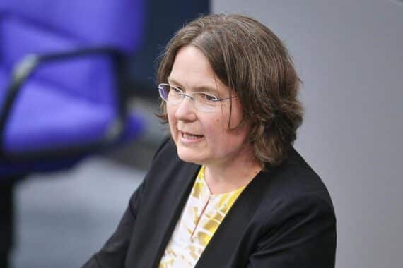 Andrea Lübcke kritisiert SPD's Ignoranz gegenüber Bildungskrise in Brandenburg, fordert Verantwortung und Lösungen.