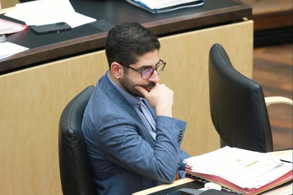 Geheimnisumwobene Dokumente und politische Diskussionen um Mansoori-Affäre im hessischen Landtag.