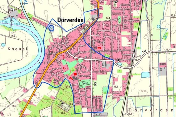 Kläranlage mit blauem Rahmen, Schadensberichterstattung über Gülleeinleitung und Umweltprobleme.