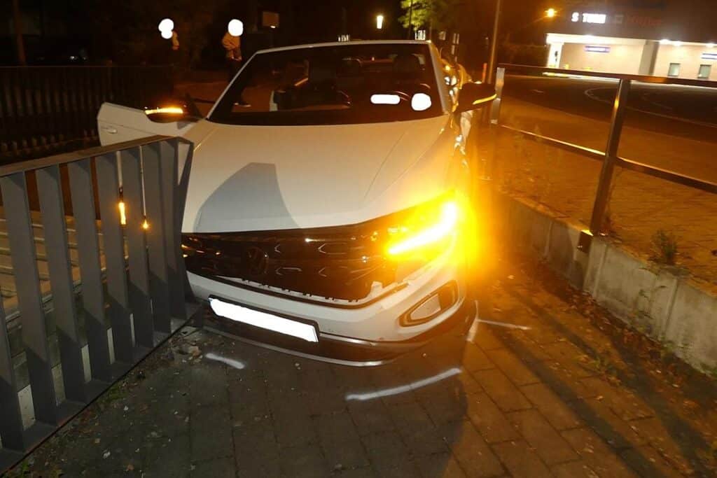 Gummersbacher verliert Führerschein nach nächtlichem Unfall auf Steinmüllerallee