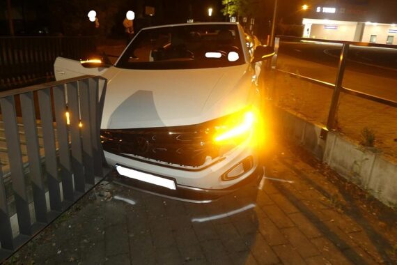 Ein schwer beschädigtes Auto neben einem Geländer nach einem nächtlichen Verkehrsunfall in Gummersbach.