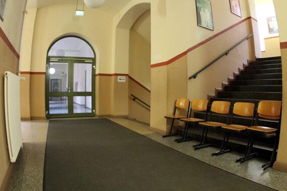 Leere Stühle im Schulflur symbolisieren steigende Schulabbrecherzahlen und besorgniserregende Bildungslage.