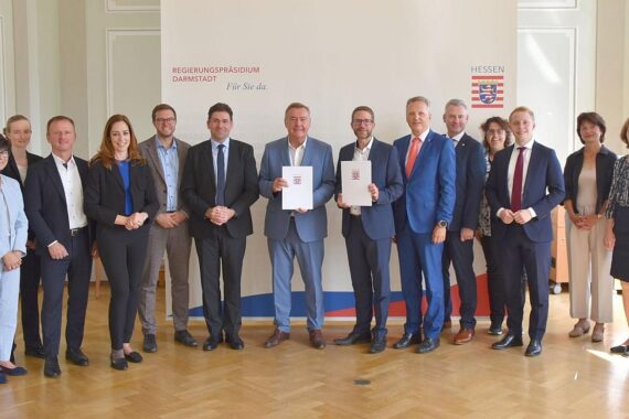 Feierliche Übergabe der Genehmigung zur Auskreisung Hanau aus dem Main-Kinzig-Kreis.