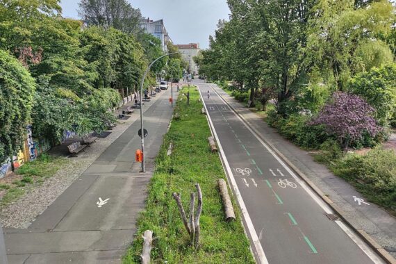 Radfahrer auf einem modernen Radweg in Hannover, symbolisiert den Anstieg des Radverkehrs.
