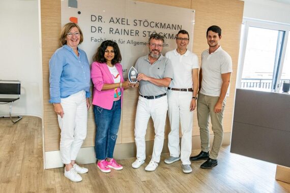 Übergabe des Pokals an die Hausarztpraxis Stöckmann in Kornwestheim für ausgezeichnete Versorgung.